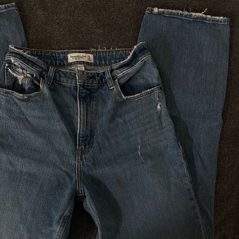 ABERCROMBIE 90’s relaxed jeans high rise size 4R/27
